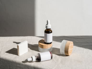 植萃保養系列：滴管精華、竹蓋乳霜罐與手工皂（商品攝影示意）